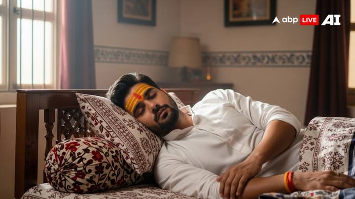 कभी किसी मंदिर से आए और सिर पर तिलक लगा हो तो उसे साफ करके ही सोना चाहिए. तिलक पवित्रता का प्रतीक होता है. ऐसे में सोने या शौच क्रिया के दौरान सुनिश्चित करें कि माथे पर तिलक न हो.