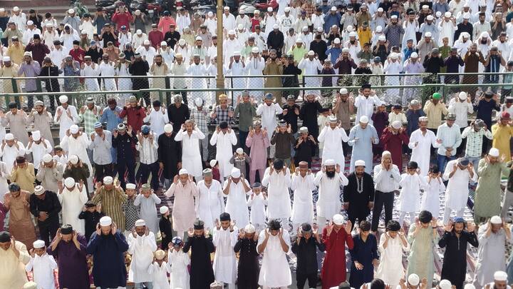 जयपुर में लोग घरों में सेवई बनाकर एक-दूसरे का मुंह मीठा करा रहा हैं. साथ ही गले मिलकर ईद की मुबारकबाद एक-दूसरे को दे रहे हैं.