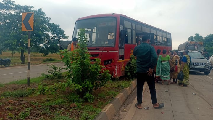 अपघातात एर्टिगा कारचे मोठे नुकसान झाले असून पाठीमागील काच चक्काचूर झाली आहे. अपघातानंतर स्थानिकांनी व इतर प्रवाशांनी घटनास्थळी धाव घेतली.