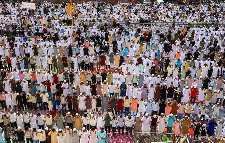 राजस्थान की राजधानी जयपुर में बकरीद के मौके पर जामा मस्जिद और ईदगाह समेत तमाम मस्जिदों में लोगों ने शनिवार को विशेष नमाज अदा की.