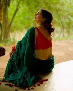 Megha Shukla Photo: ગ્રીન સાડીમાં ગામડાની ગોરી લાગી મેઘા શુક્લા, તસવીરો પરથી નજર નહીં હટે