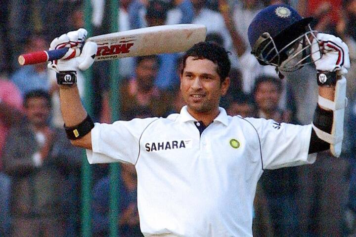 टेस्ट क्रिकेट में सबसे ज्यादा रन बनाने का रिकॉर्ड सचिन के नाम है. सचिन ने टेस्ट करियर में 200 मैचों में 53.78 की औसत से 15,921 रन बनाए. सचिन ने इस दौरान 68 अर्धशतक और 51 शतक लगाए हैं.