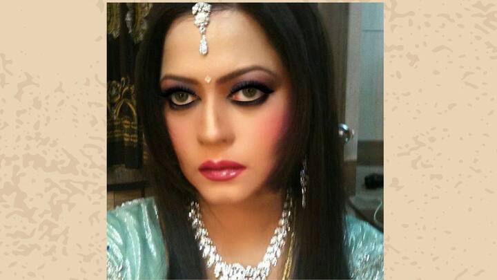 সীমার বক্তব্য, “ভাবতে পারবেন না মা কী অত্যাচার করত। এমন অত্যাচার করত যে মা শব্দটাতেই ভয় ধরে গিয়েছিল আমার। অন্যের মা-কেও বিশ্বাস হতো না। বন্ধুদের বাড়িতে গেলেও আগে দেখতাম তাদের মা বাড়িতে আছে কি না।”