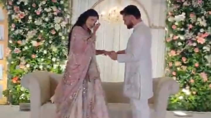 इसके बाद रिंकू सिंह ने प्रिया से बात की और उन्हें हंसाने की कोशिश की. फिर प्रिया के चेहरे पर वापस से हंसी आई.