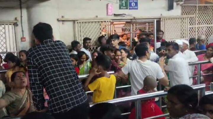 तुळजाभवानी मातेच्या मंदिरातील दर्शन रांगेत उभा राहिलेल्या भक्तांमध्ये फ्री स्टाईल हाणामारी झाल्याचं पाहायला मिळालं. या घटनेचा व्हिडिओ सोशल मीडियावर व्हायरल झाला आहे.