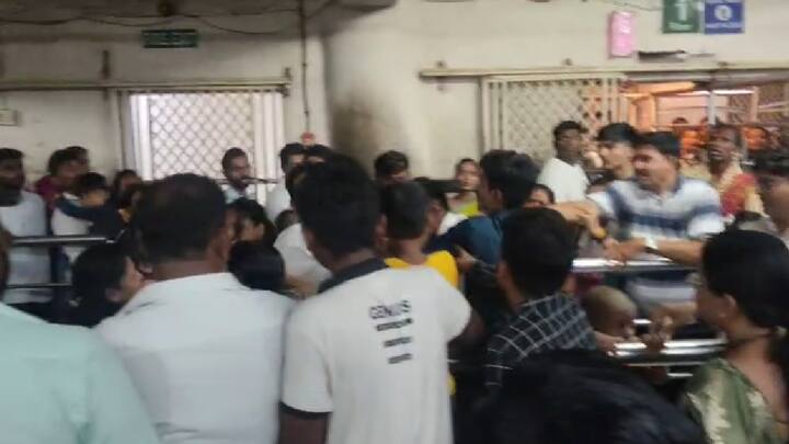 तुळजाभवानी मंदिरात रविवार सुट्टी असल्याने भाविकांची दर्शनासाठी मोठी गर्दी झाली होती, याशिवाय शाळांच्या सुट्टीचा हा शेवटचा आठवडा असल्यानेही भाविकांनी गर्दी केली आहे.