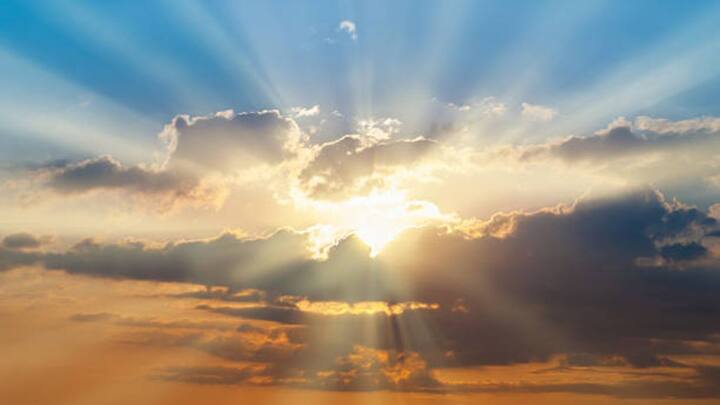 तपती तेज धूप और बढ़ते तापमान ने लोगों के लिए परेशानियां खड़ी कर दी है. इससे बचने के लिए लोगों के पास सबसे कारगर उपाय एसी का ही है. लेकिन बहुत से लोगों को यह नहीं पता होता कि कितने देर तक लगातार एसी चलाना सही रहता है.