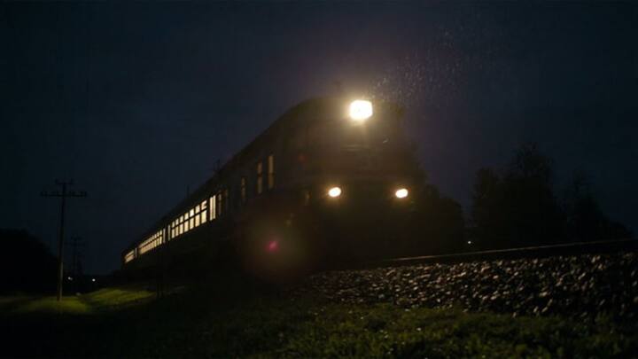 रेलवे की ओर से दिन में यात्रा करने को लेकर यात्रियों के लिए अलग नियम बनाए गए हैं. तो वहीं रात में यात्रा करने को लेकर यात्रियों को अलग नियमों का पालन करना होता है. चलिए आपको बताते हैं ट्रेन में रात के दौरान यात्रा करने पर किन नियमों का करना होता है पालन.