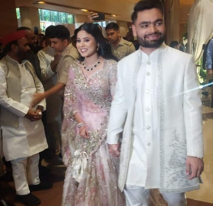 रिंकू सिंह ने प्रिया सरोज का हाथ पकड़कर स्टेज पर एंट्री ली. इस दौरान 'खुशियाँ दा चढ़्या' गाना बज रहा था.