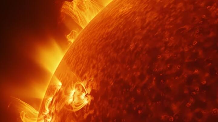 এক্ষেত্রে ১১ বছরের সৌরচক্রের উল্লেখ করেছেন বিজ্ঞানীরা। তাঁদের মতে, প্রতি ১১ বছরে সৌর্য কার্যকলাপে বেশ কিছু পরিবর্তন চোখে পড়ে। এই সময় সূর্যের চৌম্বকীয় মেরুগুলি উল্টে যায়, ঠিক পৃথিবীতে যেমন প্রতি দশকে মেরুপ্রদেশের অবস্থানে পরিবর্তন ঘটে।