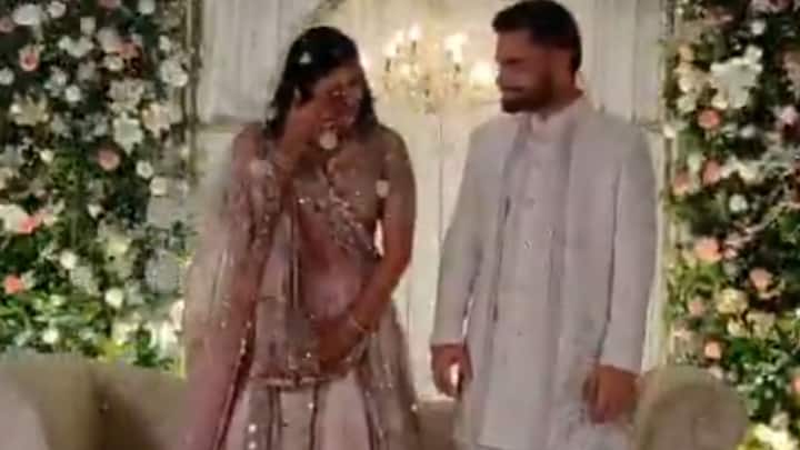 प्रिया सरोज की आँखों में आंसू आ गए, वो इसे रोक ही नहीं पाई. फिर एक शख्स ने उन्हें रुमाल लाकर दिया, उन्होंने अपने आंसू पोंछे.