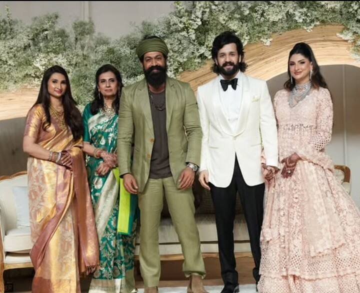 KFG Star Yash was also seen congratulating the newlyweds.