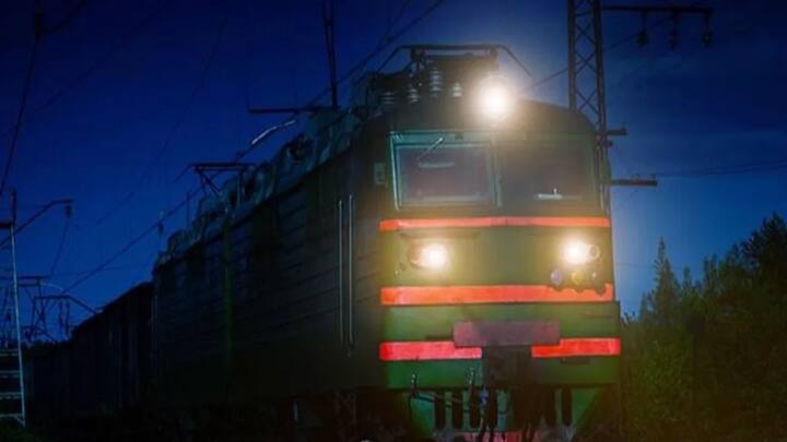 रात 10 बजे के बाद आप ट्रेन में किसी प्रकार की लाइट नहीं जला सकते. हालांकि आप नाइट लैंप और कोच की डिम लाइट चालू कर सकते हैं. लेकिन अगर आपने में मैन लाइट जलाई और किसी यात्री ने शिकायत कर दी तो आप पर कार्रवाई हो सकती है.