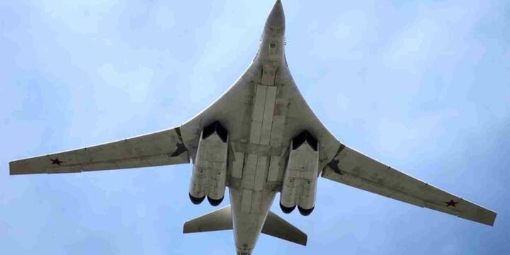 इस बॉम्बर की लंबी दूरी और जबरदस्त हथियार क्षमता इसे आर्कटिक और NATO सीमाओं के पास तैनाती के लिए आदर्श बनाती है. रूस के लिए यह सिर्फ एक हथियार नहीं, बल्कि एक रणनीतिक शक्ति का प्रतीक है. हाल ही में कीव की वायुसेना ने आरोप लगाया कि रूस ने इसी विमान की मदद से मिसाइल और ड्रोन से एक बड़ा हमला किया, जिसमें 400 से अधिक ड्रोन, 6 बैलिस्टिक मिसाइलें और 38 क्रूज़ मिसाइलें दागी गईं.