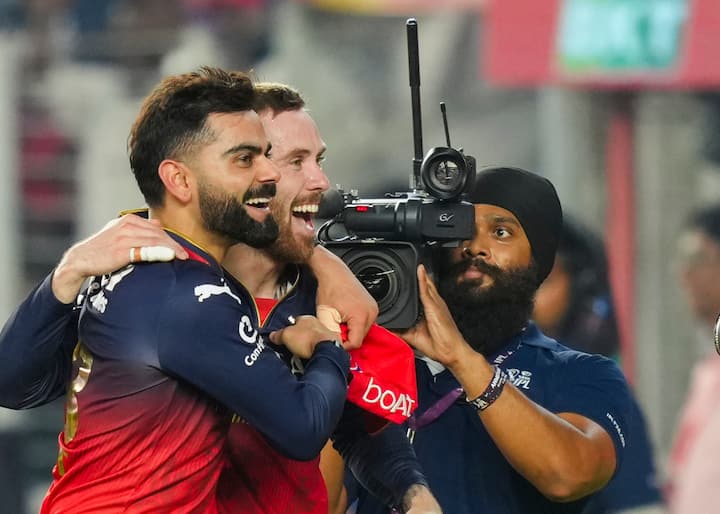 जबकि टीम की विजय ने सुर्खियां बटोरीं, यह विराट कोहली के लिए भी एक यादगार सीजन था, जिन्होंने बल्ले के साथ एक उत्कृष्ट रन बनाया था - 657 रन बनाए। लेकिन सिर्फ रनों से अधिक, कोहली ने एक मील के पत्थर के साथ रिकॉर्ड पुस्तकों में अपना नाम खोला, जो समय की कसौटी पर खड़े होने की संभावना है।