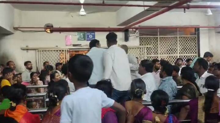 या घटनेनंतर 15 ते 20 मिनिटं दोन कुटुंबात वाद सुरू होता,त्यावेळी रांगेतील इतर भाविकांनी भांडण सोडविण्याचा अटोकाट प्रयत्न केला