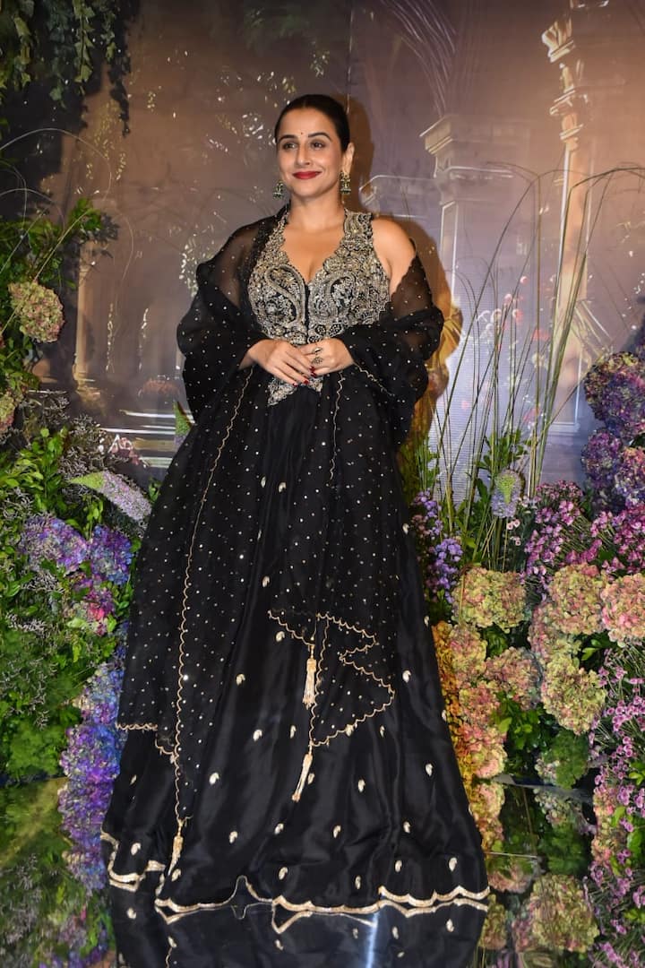 एक्ट्रेस विद्या बालन भी ब्लैक कलर के लहंगे में पहुंची थीं, जिसके साथ उन्होंने अपने बालों का बन बनाया हुआ था, साथ में झुमके कैरी किए हुए थे.