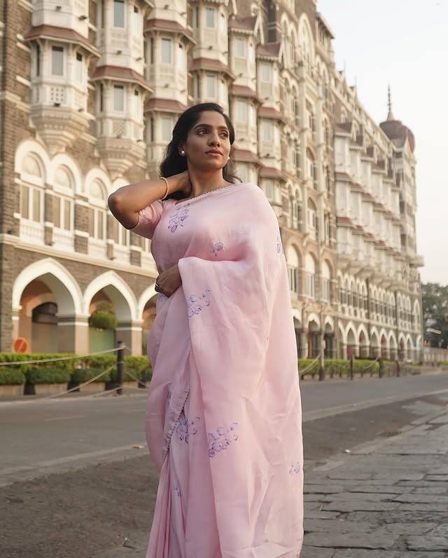 जेमी ने बताया, 'एक आदमी उनके और उनकी दोस्त के ठीक सामने आकर खड़ा हो गया, जब वे स्कूल के बाहर अपने भाई का इंतज़ार कर रही थीं. वो वहां आया और उनके सामने मास्टरबेट करने लगा, जिससे वो सदमे में आ गई.'