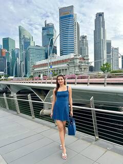 Zaara Yesmin Pics: બ્લૂ શોર્ટ ડ્રેસમાં સિંગાપુરમાં જોવા મળ્યો ઝારા યાસ્મિનનો ગ્લેમરસ અવતાર