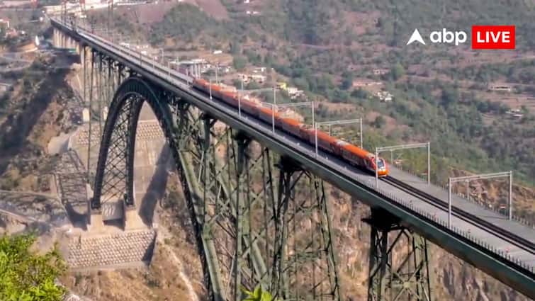 We are above Chenab Bridge pilot announced in flight people started taking pictures in excitement 'हम चिनाब ब्रिज के ऊपर हैं...', फ्लाइट में पायलट ने किया ऐलान, लोगों में लगी तस्वीरें लेने की होड़