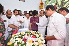 KCR Tears: మాగంటి గోపినాథ్ ఫ్యామిలీని ఓదార్చుతూ కన్నీళ్లు పెట్టుకున్న కేసీఆర్