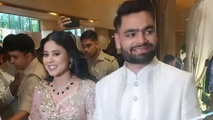  भारतीय क्रिकेटर रिंकू सिंह ने रविवार को लखनऊ में समाजवादी पार्टी से सांसद प्रिया सरोज से शादी कर ली है. यहां जानिए दोनों में से कौन है ज्याद पढ़ा-लिखा है.