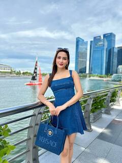Zaara Yesmin Pics: બ્લૂ શોર્ટ ડ્રેસમાં સિંગાપુરમાં જોવા મળ્યો ઝારા યાસ્મિનનો ગ્લેમરસ અવતાર