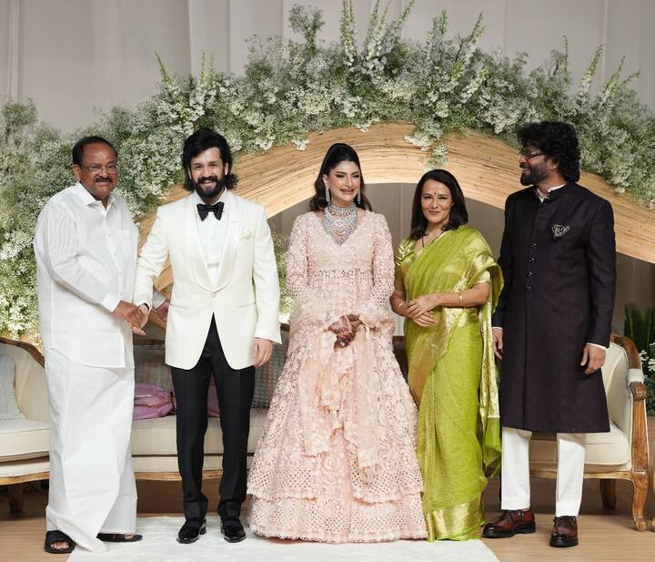 అక్కినేని అఖిల్ - జైనాబ్ రావ్జీ వెడ్డింగ్ రిసెప్షన్‌ అన్నపూర్ణ స్టూడియోలో ఘనంగా జరిగింది. ఈ వేడుకలో పలువురు రాజకీయ ప్రముఖులు సందడి చేశారు. వాళ్ళ ఫోటోలు చూడండి.