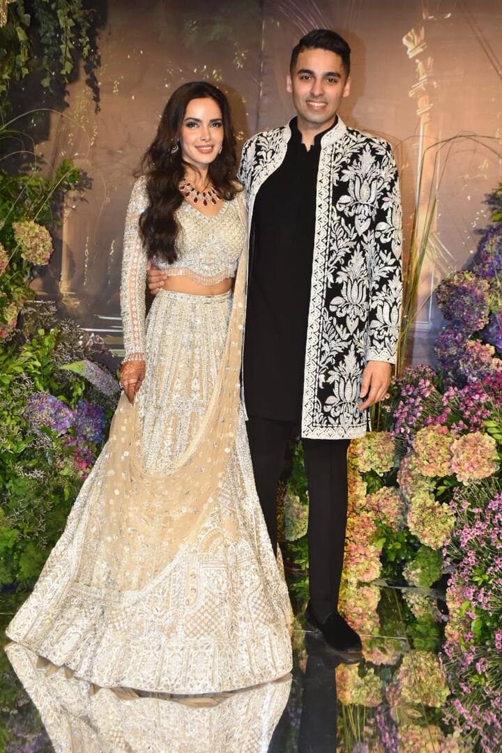 शजाहन के पति अशिष कनकिया ने ब्लैक शेरवानी पहनी थी जिसके साथ उन्होंने व्हाइट प्रिंटेड डिजाइन वाली जैकेट भी कैरी की हुई थी, जो उनके लुक को क्लासिक और रॉयल बना रही थी.