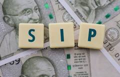 દર મહિને SIPમાં  5,000 રુપિયાનું રોકાણ કરવાથી કેટલા વર્ષમાં બનો કરોડપતિ, જાણો