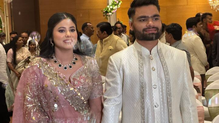 भारतीय क्रिकेटर रिंकू सिंह ने 8 जून को प्रिया सरोज से सगाई कर ली है. प्रिया सरोज समाजवादी पार्टी से सांसद हैं. दोनों का सगाई समारोह लखनऊ के सेंट्रम होटल में हुआ.