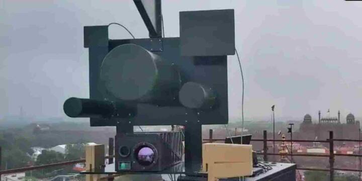 इस एंटी-ड्रोन सिस्टम को खास तौर पर सीमावर्ती इलाकों, भीड़भाड़ वाले क्षेत्रों और संवेदनशील ठिकानों की सुरक्षा के लिए डिज़ाइन किया गया है. इसमें कैमरा, ड्रोन डिटेक्शन रडार, नेट गन और साइबर टेकओवर जैसी तकनीकों का इस्तेमाल होता है. रेडियो तरंगों के जरिए यह दुश्मन के ड्रोन की स्थिति, दिशा और गति की सटीक जानकारी हासिल करता है.