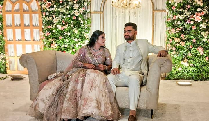 भारतीय क्रिकेटर रिंकू सिंह ने समाजवादी पार्टी से सांसद प्रिया सरोज से रविवार को सगाई कर ली है. दोनों जल्द ही शादी के बंधन में बंध जाएंगे. क्या सांसद प्रिया के नेटवर्थ से भी ज्यादा है रिंकू के किट बैग की कीमत? यहां जानें.