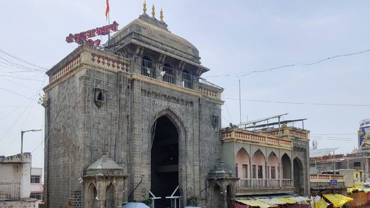 देवदर्शनाच्या रांगेत उभे राहा किंवा रेशन दुकानाच्या रांगेत उभे राहा, अनेकदा रांगेत उभं राहिल्यानंतर शेजाऱ्यांसोबत वाद झाल्याच्या घटना समोर आल्या आहेत.