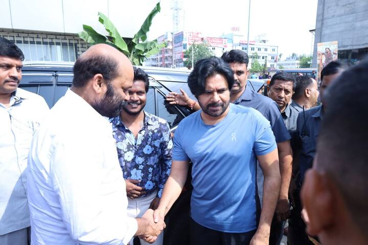 పవన్ కళ్యాణ్ సహా అక్కినేని నాగార్జున, అఖిల్, సిద్ధార్థ్ తదితరులకు రామ్ కొనికి హెయిర్ స్టైలింగ్ చేశారు. సెలూన్ కొనికి హైదరాబాదులో కూడా ఉంది.‌‌ ఇప్పుడు విజయవాడలో మరో బ్రాంచ్ ఓపెన్ చేశారు. 