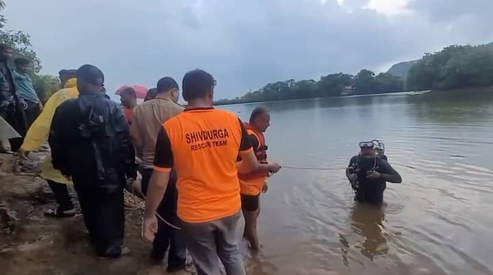 लोणावळ्याच्या शिवदुर्ग रेस्कयू टीम ने या दोघांचे ही मृतदेह  पाण्यातून बाहेर काढले आहेत. यावेळी पोलीस देखील उपस्थित होते.
