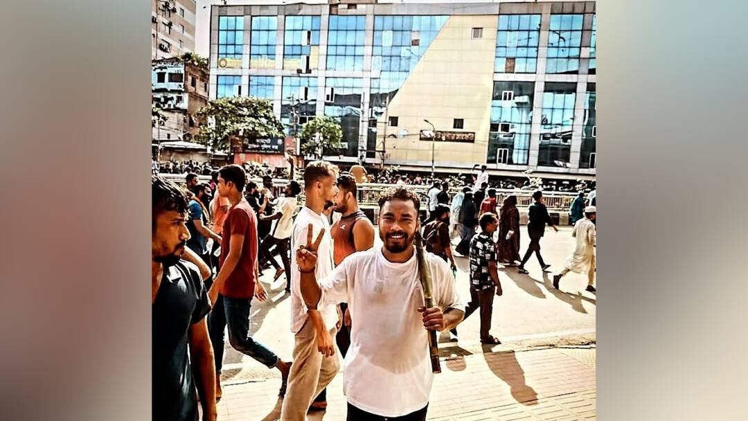 Fake Bangladeshi Voter in Kakdwip South 24 Pargana Bangladesh August Movement Face Newton Das Fake Voter: বাংলাদেশের অগস্ট আন্দোলনের মুখ নিউটন ভারতের ভোটার !