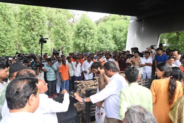 మాగంటి గోపీనాథ్ తనయుడు తండ్రి చితికి నిప్పంటించి అంత్యక్రియలు నిర్వహించాడు. ఈ అంత్యక్రియల్లో పలు పార్టీల నేతలు, మాగంటి గోపీనాథ్ అభిమానులు, బీఆర్ఎస్ కార్యకర్తలు పాల్గొన్నారు.