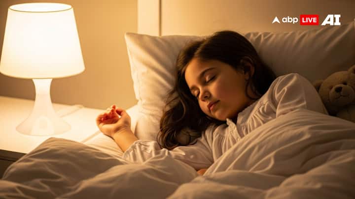 You will be surprised to know that most animals also sleep in the south direction. Sleeping in this direction is equal to BP problem. Along with this, sleep is also good.