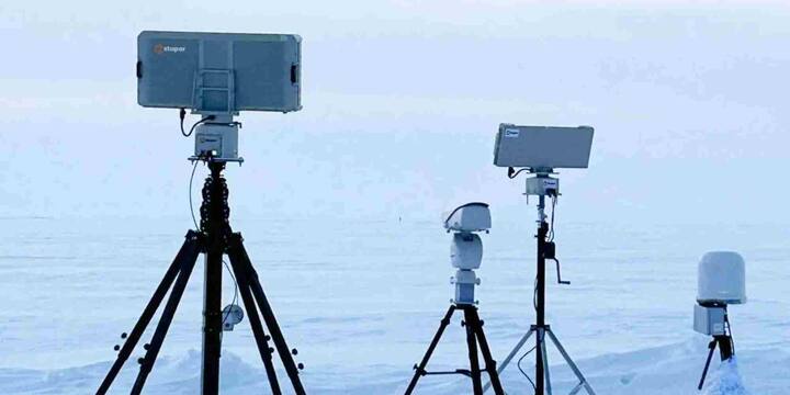 इसकी सबसे बड़ी ताकत है इसकी लंबी उड़ान क्षमता यह ड्रोन लगातार 3 दिन यानी 72 घंटे तक हवा में रह सकता है. इतना ही नहीं, यह ऑटोमेटिक रिटर्न सिस्टम से लैस है और मिशन पूरा करने के बाद खुद ही अपने बेस पर लौट आता है.