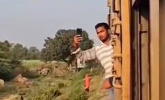 લે લઈ લે સેલ્ફી.... ચાલતી ટ્રેનમાં યુવક સેલ્ફી લેવા ગયો અને પછી જે થયું... જુઓ વીડિયો