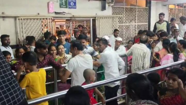 रांगेत कुटुंबीयांसमवेत उभे असलेल्या लहान मुलाने उलटी केल्याच्या कारणावरून महिला व पुरुषांत ही फ्री स्टाईल हाणामारी झाली