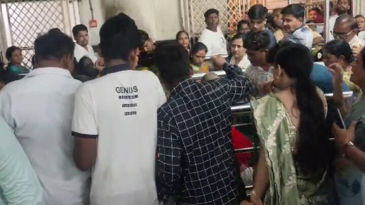 दरम्यान, दर्शन रांगेतील काही ठिकाणचे फॅन बंद पडले आहेत. गर्दी व उकाडा सुरू असल्याने भाविकांमध्ये वाद वाढत आहेत.