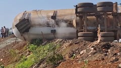 Ratnagiri Accident News: मुंबई-गोवा महामार्गावर मिनी बस आणि LPG टँकरचा भीषण अपघात; गॅस लिक झाल्याने निवळी येथील घरांना आग