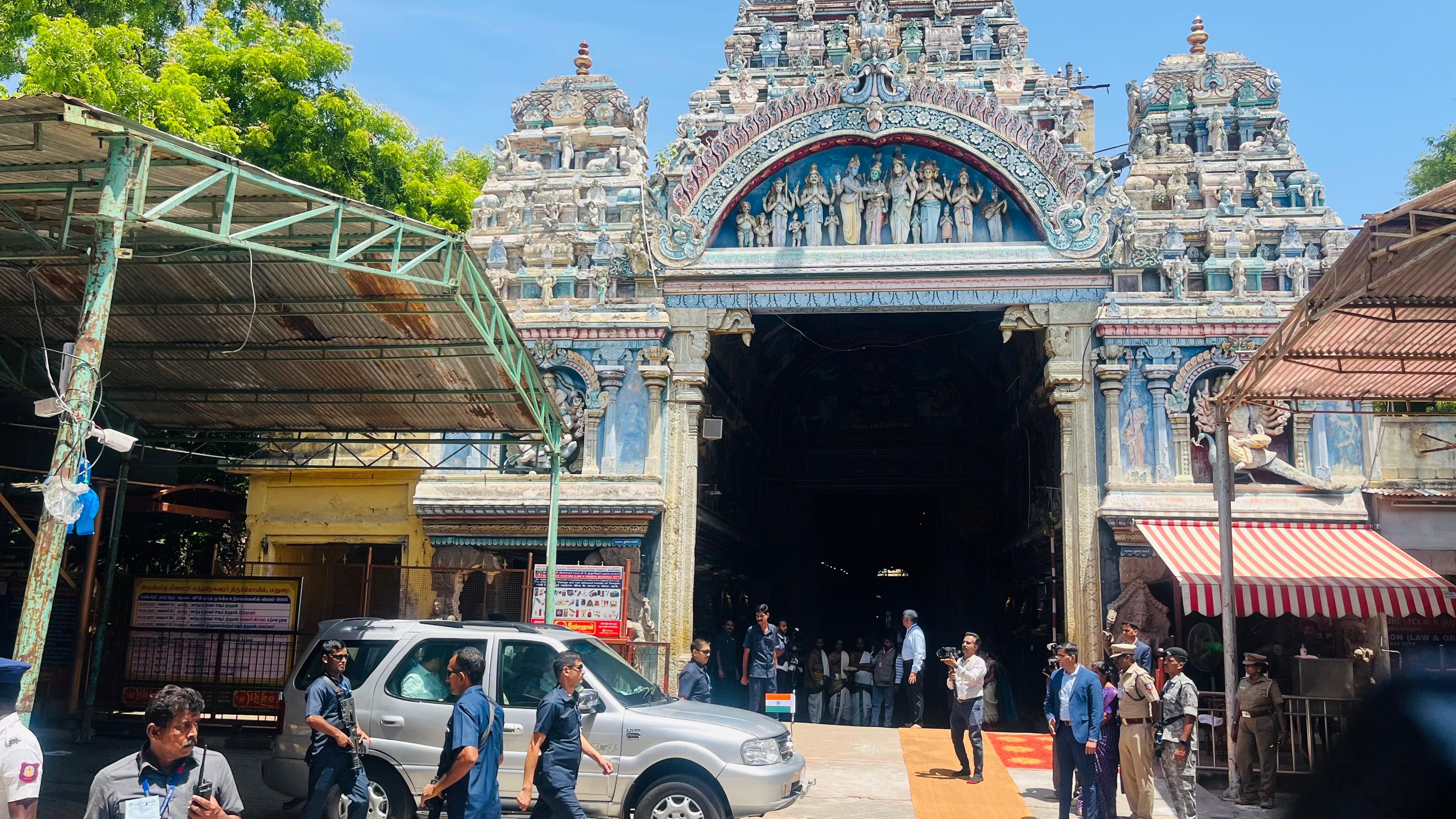 மதுரை மீனாட்சி அம்மன் கோயிலில் அமைச்சர் அமித் ஷா சாமி தரிசனம்.. பூரண கும்ப மரியாதை அளித்த கோயில் நிர்வாகம்