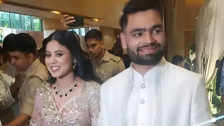 रिंकू सिंह की सगाई में कई बड़ी-बड़ी हस्तियों ने शिरकत की. रिंकू नामी क्रिकेटर हैं और प्रिया सरोज राजनीति में हैं. इसलिए दोनों क्षेत्रों से कई बड़े-बड़े नाम इस समारोह में नजर आए.