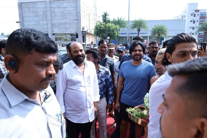 పవన్ కళ్యాణ్ రావడంతో చాలామంది ఆశ్చర్యం వ్యక్తం చేయగా... ఆ ప్రాంతమంతా అభిమానులతో నిండిపోయింది.