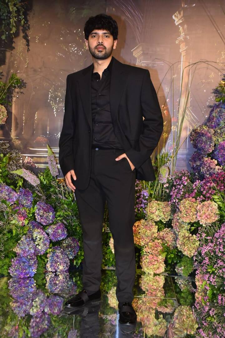 बॉलीवुड सिंगर अरमान मलिक भी ब्लैक सूट पहने रिसेप्शन में नजर आए. उनके म्यूजिक बैकग्राउंड ने माहौल को और खास बना दिया था.