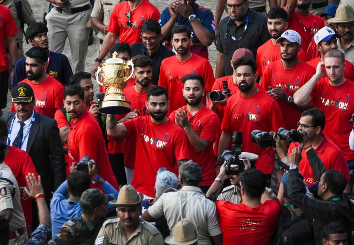 वार्नर ने इस सीज़न को अनसुना कर दिया और धवन सेवानिवृत्त हुए, कोई भी सक्रिय खिलाड़ी दूर से कोहली के टैली के करीब नहीं है। यहां तक ​​कि रोहित शर्मा, जो चार नंबर पर बैठता है, 130 से अधिक सीमाओं से ट्रेल्स।