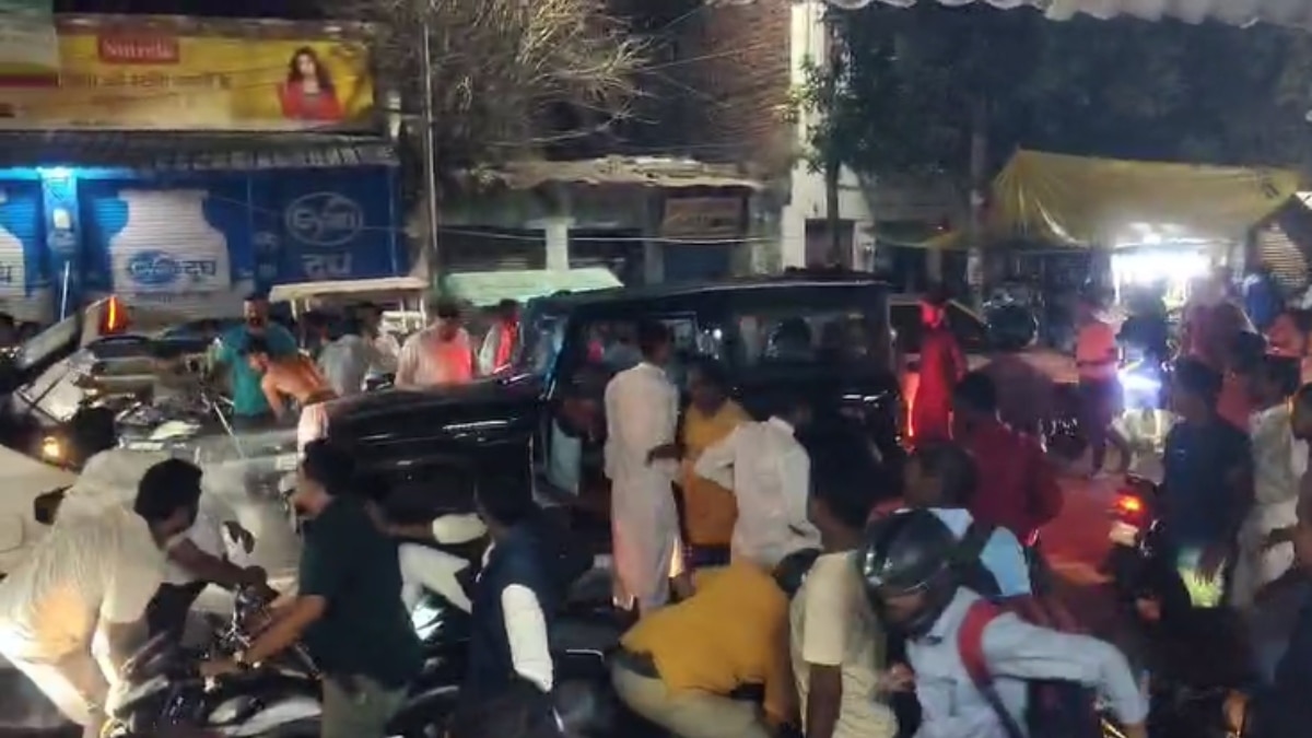 यूपी में बीच सड़क पर रईसजादों की गुंडागर्दी और दबंगई, शराब की दुकान के बाहर काटा बवाल